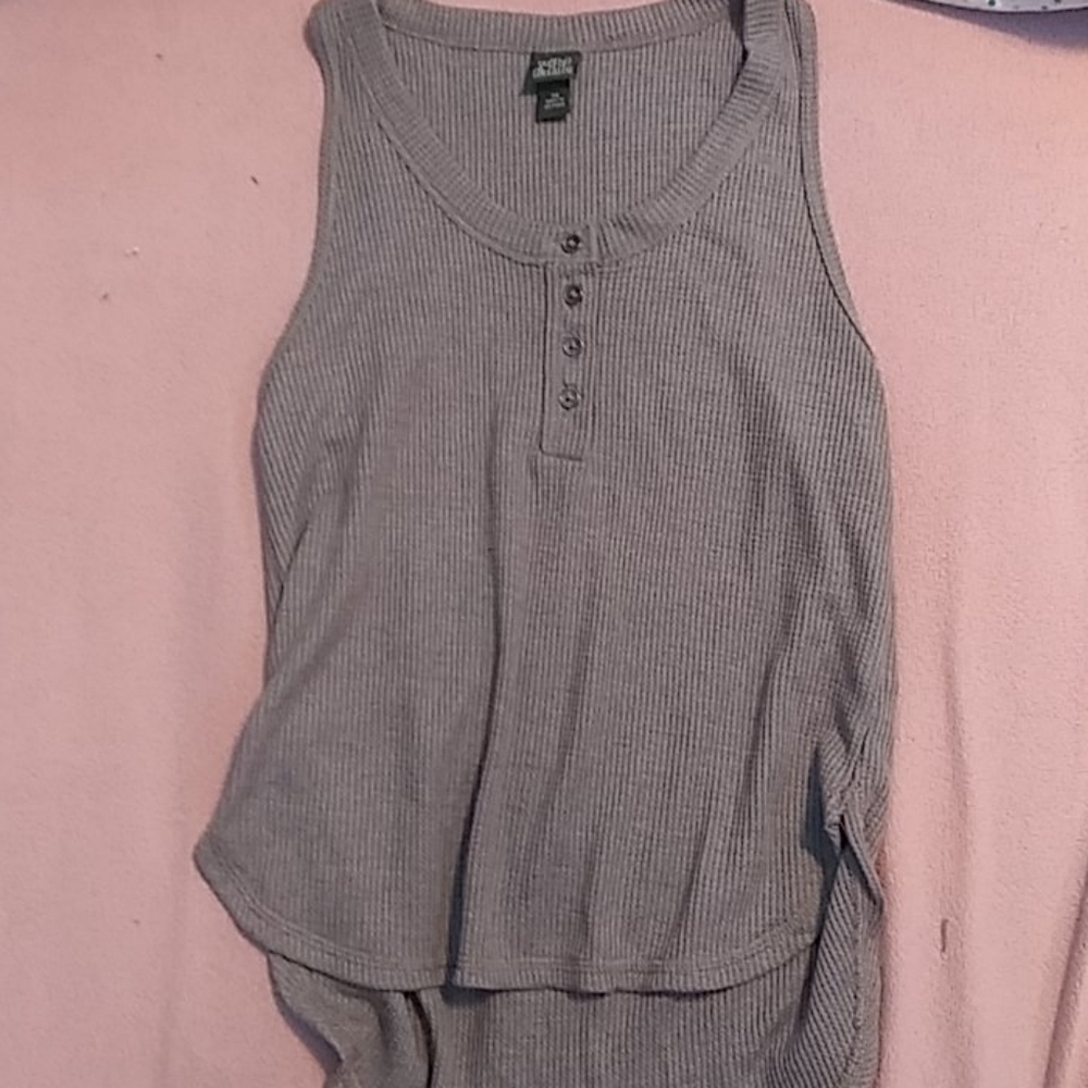 grey tank top